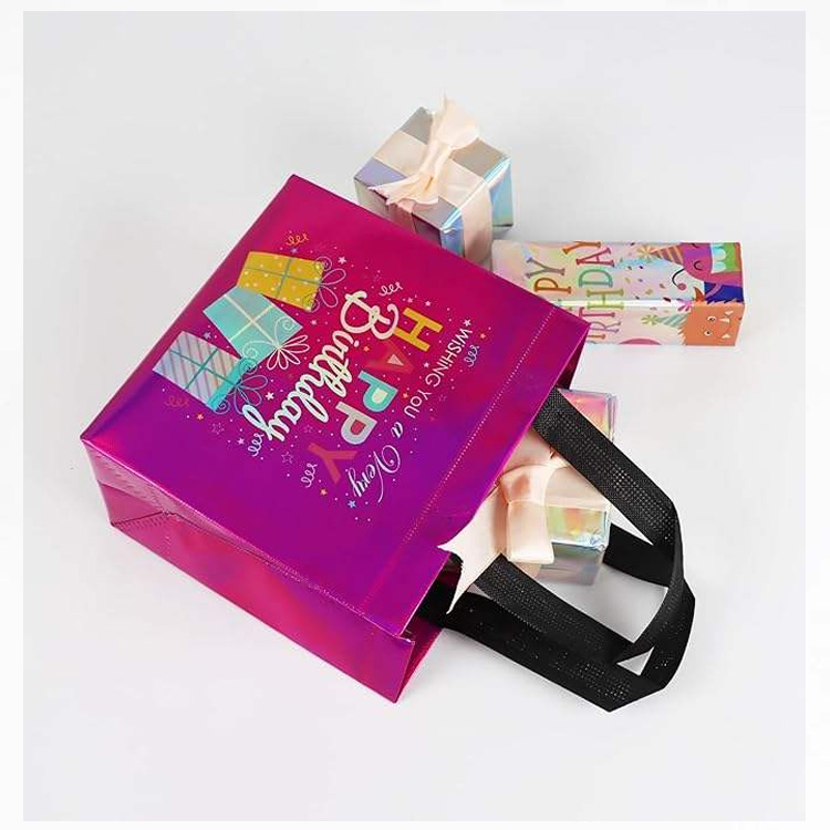 Mitmes suuruses värviga kooskõlastatud lausriidest sünnipäevakotid